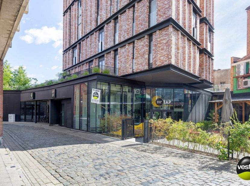 Locatie, zichtbaarheid en charme – dit pand heeft het allemaal. Tussen de bruisende Raamstraat en de populaire Zuivelmarkt, één van de drukste en mees