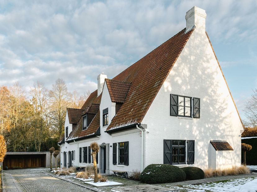 Idéalement située au coeur du Domaine de Bouchout, villa de ± 514 m² sise sur un terrain de ± 19 ares sans vis-à-vis.&lt;br /&gt;
Erigée en 1990, cette mais