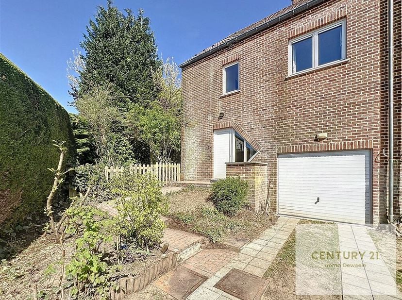 Avec vue sur les étangs du Paradis, dans un petit clos paisible, Century 21 Immo Dewaele est ravi de vous proposer cette charmante maison 3 façades. C