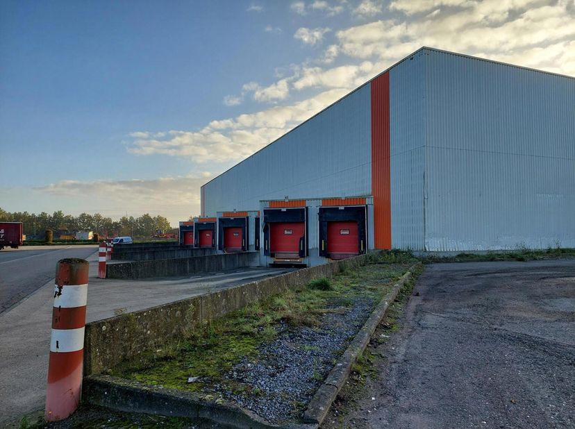 Opslagruimtes met of zonder kantoren gelegen op het industrieterrein in Opglabbeek. Zeer goede verbinding met de E314 (Leuven  Genk) en de E313 (Antwe