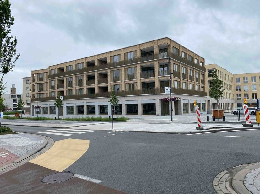 Recent commercieel pand, gelegen in Harelbeke centrum op de hoek van het nieuwe Marktplein en de N43 (Gent – Deinze – Kortrijk).Grote troeven zijn de