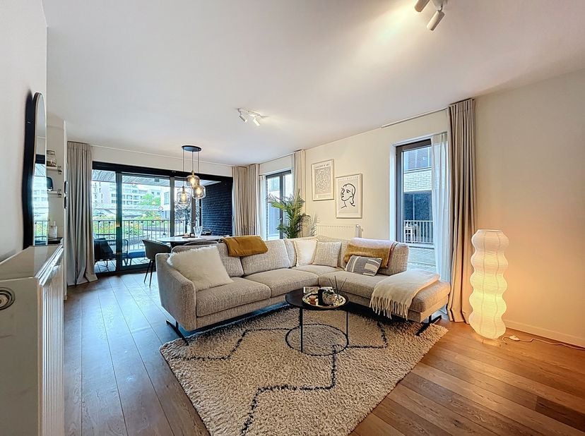 Cet appartement d&#039;une chambre confortablement meublé d&#039;une superficie de 61 m² offre tout le confort. &lt;br /&gt;
Situé à proximité du sud de Gand, vous bé