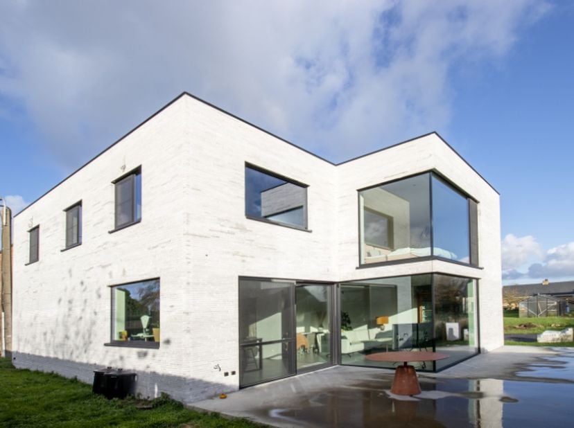 Residentieel gelegen alleenstaande woning op het einde van een doodlopende straat, bestaande uit een inkomhal met gastentoilet, lichtrijke leefruimte