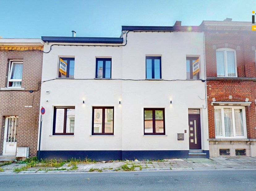 Actualimmo vous propose cette spacieuse maison rénovée située à Couillet (6010), dans un quartier calme à proximité des grands axes et de toutes les c