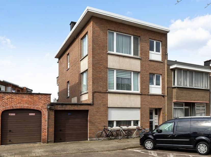 Opbrengsteigendom met 3 appartementen en 3 garages te Wilrijk&lt;br /&gt;
Ligging: Aan de Julius De Geyterstraat in Wilrijk, vinden we dit opbrengsteigendom