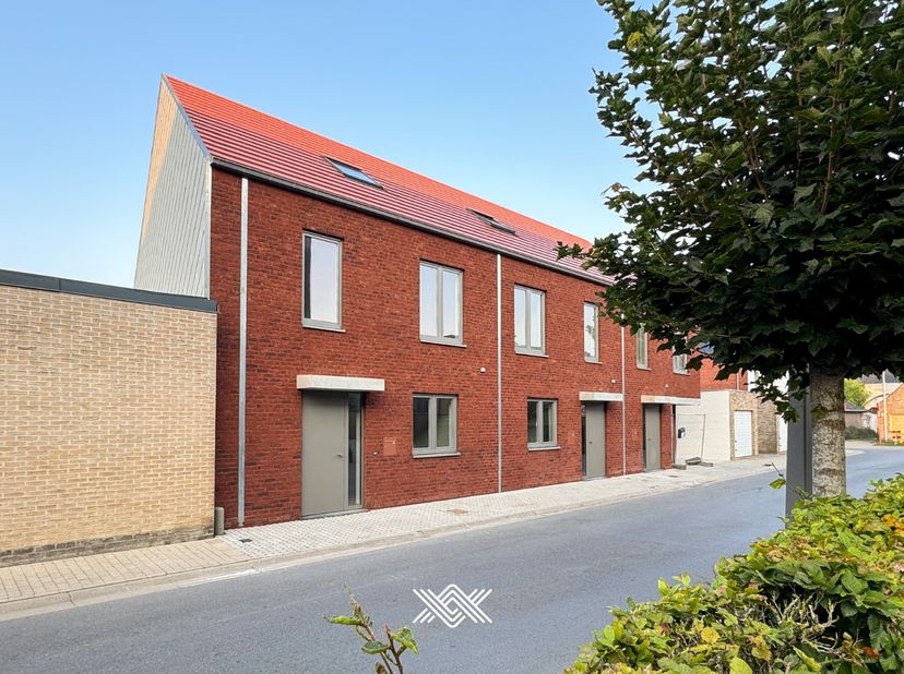 Deze geschakelde nieuwbouwwoning is gelegen op een perceel van ca. 135 m² maakt deel uit van het nieuwbouwproject &#039;Emeric&#039; in het centrum van Aalter. 