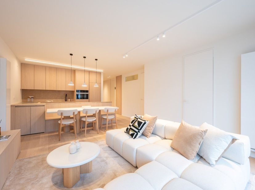Prachtig gerenoveerd 3 slaapkamerappartement met aangenaam zonneterras gelegen vlakbij de Lippenslaan te Knokke.&lt;br /&gt;
Indeling:&lt;br /&gt;
Inkom met apart