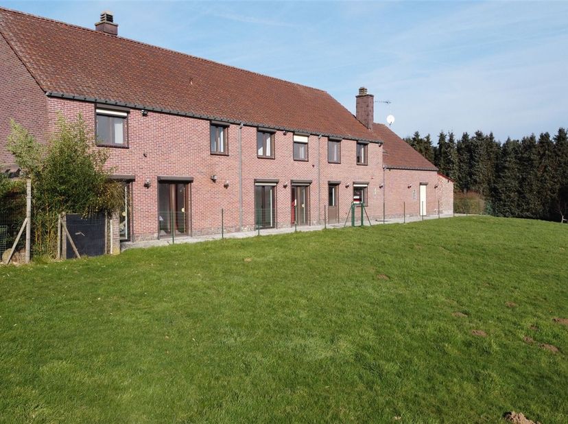 Envie de calme , de verdure et d&#039;une vue exceptionnelle, alors cette magnifique villa est faite pour vous&lt;br /&gt;
Flanquée dans la campagne binchoise su