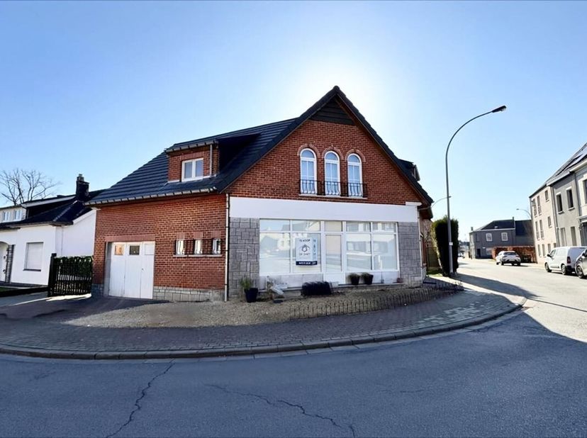 Dit prachtig gerenoveerde hoekhuis met  tuin en terras in Idegem biedt de perfecte combinatie van wonen en werken. De woning werd volledig vernieuwd m