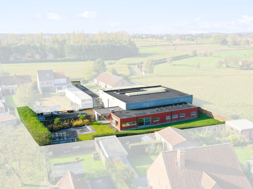 Ben je op zoek naar een plek waar wonen en werken perfect samengaan? Deze alleenstaande bungalow heeft alles wat je nodig hebt: ruimte, comfort en vee