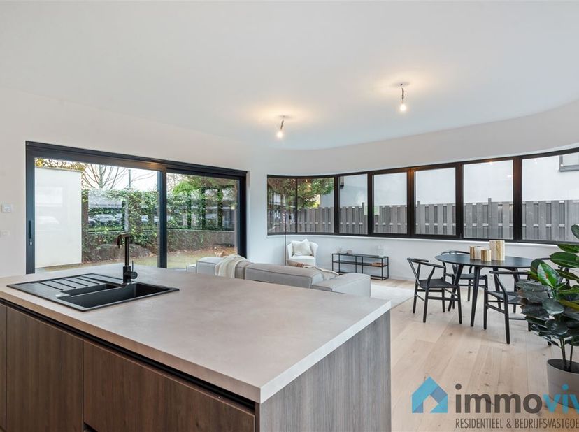 Algemeen:&lt;br /&gt;
In een indrukwekkende totaalrenovatie vinden we dit ruime gelijkvloersappartement met mooie tuin terug. De ruime lichtrijke living is