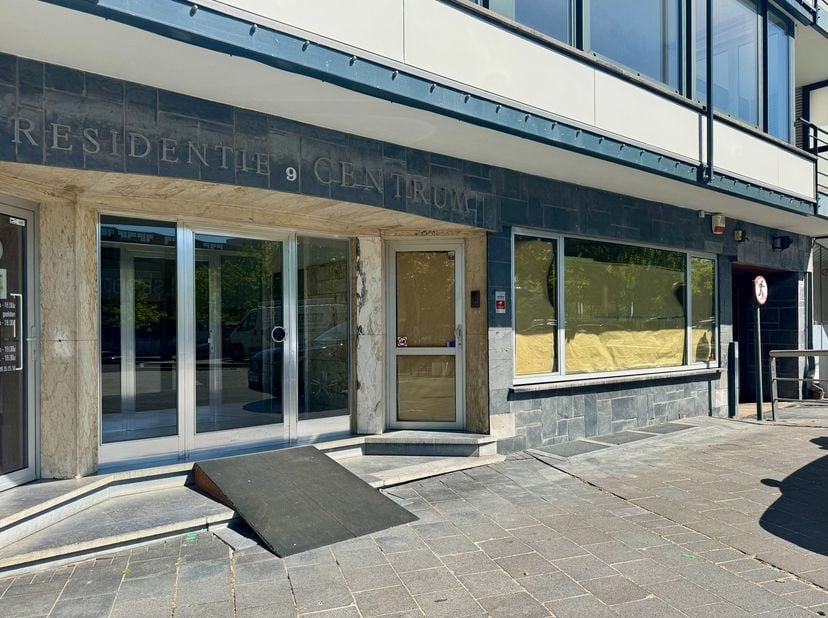 Op een commerciële topligging aan de Weg naar As in Genk bevindt zich deze gelijkvloerse handelsruimte. Dankzij de grote raampartijen geniet het pand