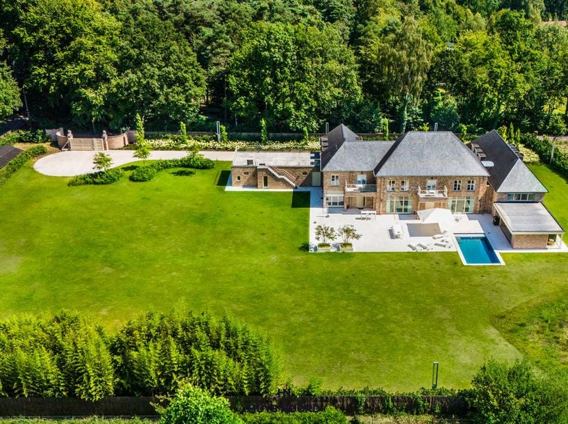Uniek en privatief wonen in deze majestueuze Kasteelvilla gelegen in de bossen te Hertsberge.&lt;br /&gt;
&lt;br /&gt;
Uitzonderlijke Villa residentieel gelegen o