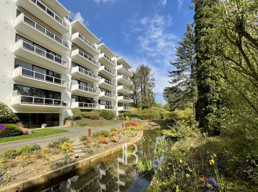 In een bosrijk park van 75 are, op de 5de verdieping, appartement van 172m2 met een schitterend zicht op de Kauwberg.&lt;br /&gt;
Het bestaat uit een ruime