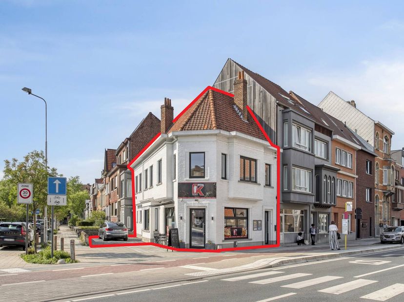 Op een strategische locatie langs de Aalbeeksesteenweg, een belangrijke invalsweg naar het centrum van Kortrijk, vinden we dit instapklare horecapand