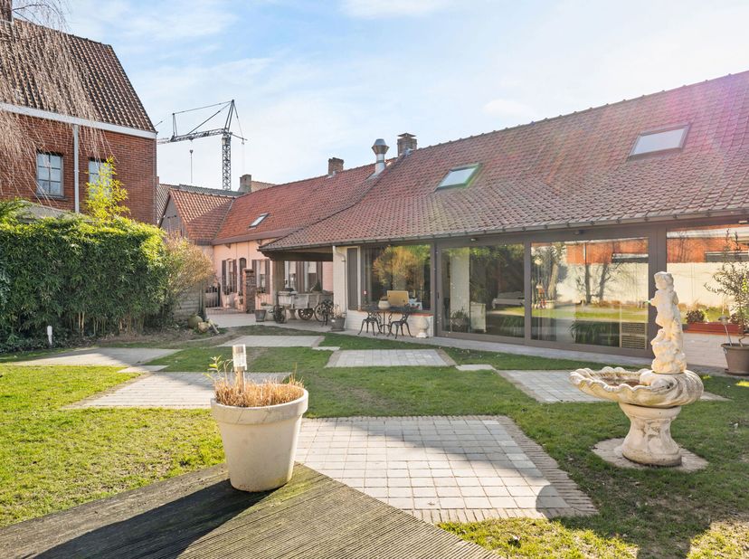 Stap binnen in een wereld van warmte en gezelligheid, waar karaktervolle elementen samenkomen in een unieke setting.&lt;br /&gt;
Dit sfeervolle restaurant s