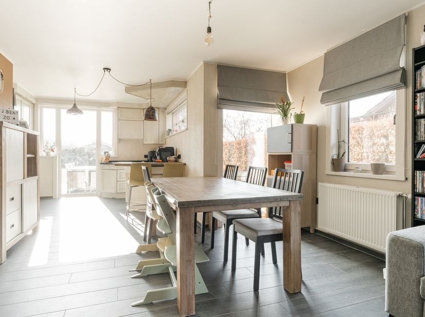 Deze mooie woning vinden we terug in de Holvenstraat te Pelt. De woning ligt op een ruim perceel van 963m² met een mooi uitzicht op de weilanden.&lt;br /