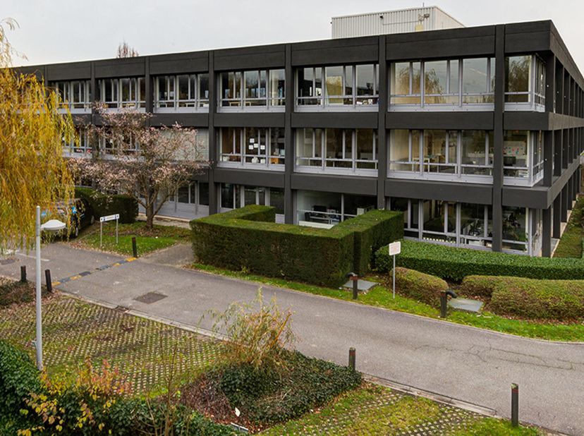 Ces bureaux à Edegem bénéficient d&#039;un emplacement central sur la Prins Boudewijnlaan.Il y a de nombreuses places de parking devant le bâtiment et les