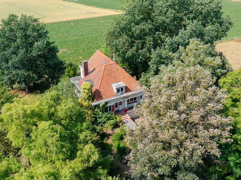 Vous cherchez une maison de caractère avec du potentiel ? Cette charmante maison 4 façades, entièrement à rénover, se situe sur un magnifique terrain