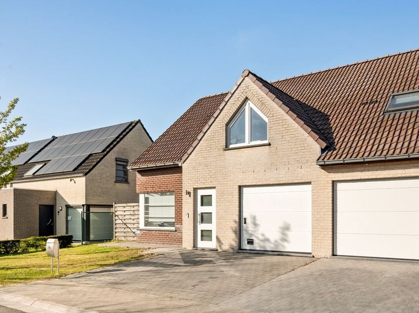 In centrum Diksmuide, gelegen nabij sportcomplex De Pluimen, huisvest deze halfopen bebouwing (2010) met volgende indeling:&lt;br /&gt;
GELIJKVLOERS:&lt;br /&gt;