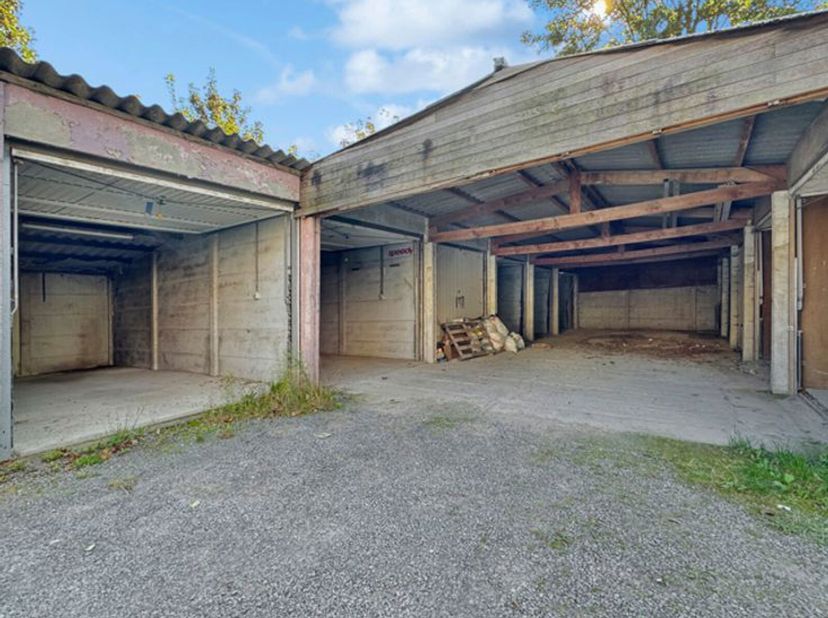 Ontdek onze gesloten garages gelegen in Ukkel, Chaussée d&#039;Alsemberg 526.&lt;br /&gt;
Dit zijn de beschikbare garages:&lt;br /&gt;
- 5 garages van 17 m2 (2,74m x 6