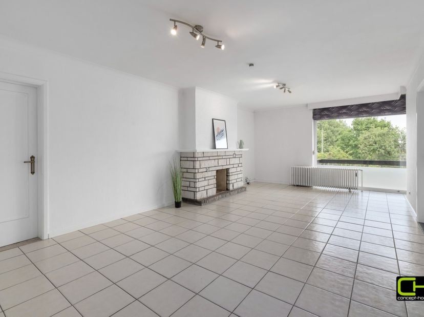 In het centrum van Waarschoot, op het eerste verdiep van residentie Miami met lift, bevindt zich een ruim lichtrijk appartement met veel potentieel. &lt;