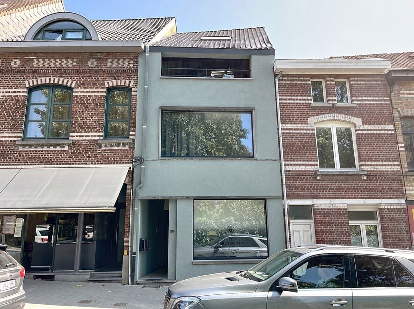 Bekijk het 360° virtuele bezoek op www.living-stone.be en plan er uw bezoek in.&lt;br /&gt;
Ruime duplex met 1 slaapkamer en tuin in het centrum van Dilbeek