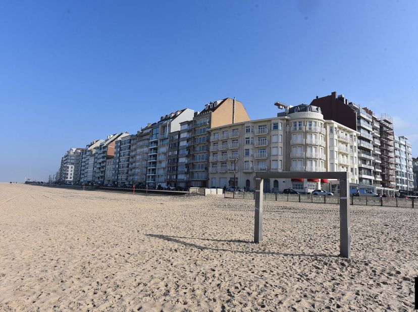 Spacieux appartement en bon état, situé sur la place Rubens, avec une vue frontale sur la mer depuis la cuisine et le salon. L&#039;appartement dispose d&#039;u