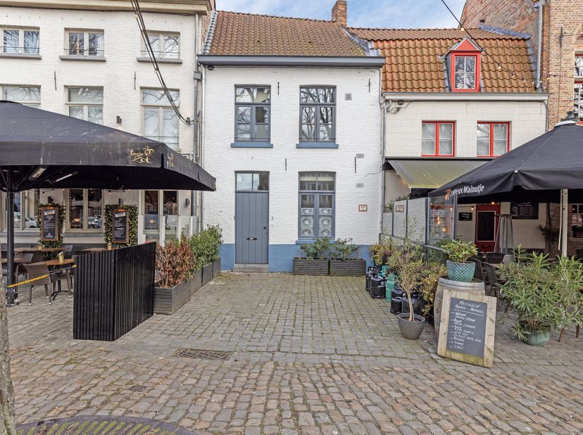 In het hart van het historische centrum van Brugge, op het charmante en levendige Walplein, bevindt zich deze bijzondere woning. Dit pand, daterend ui