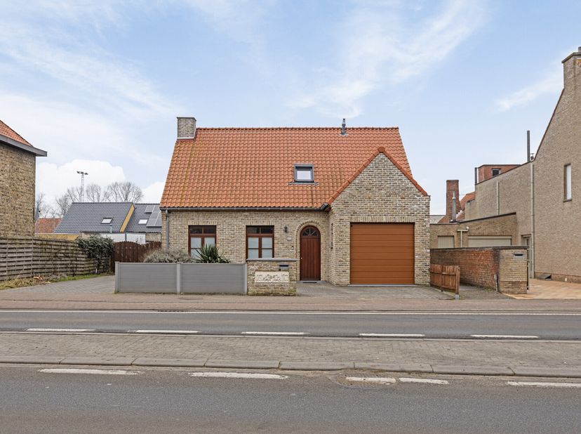 Le long de la Veurnestraat, près de la magnifique réserve naturelle de La Panne, se trouve cette spacieuse maison prête à emménager avec 5 chambres su