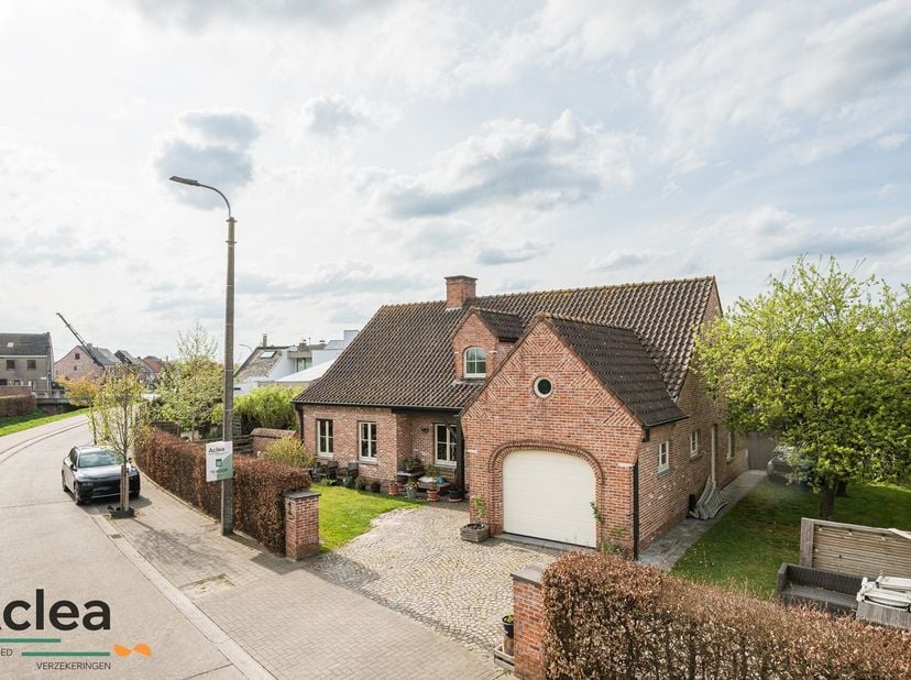 Gelegen op een unieke en rustige locatie aan de vaart, vindt u deze sfeervolle fermette in het groene Lievegem. Deze woning combineert landelijke char