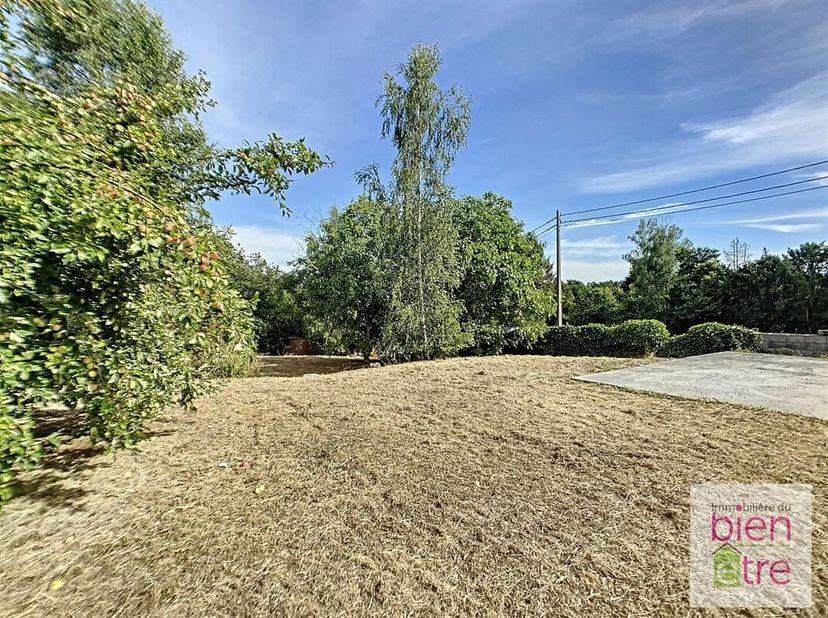 Beau terrain à bâtir de fond d&#039;une superficie de 11a25ca idéalement orienté dans un chemin privé. Il a fait l&#039;objet d&#039;un permis d&#039;urbanisme accordé po