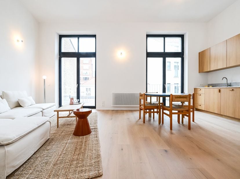 Fierce Immo biedt je met trots dit prachtige appartement van bijna 80 m² aan, gelegen in een volledig gerenoveerd Brussels &quot;maison de Maitre&quot;.&lt;br /&gt;
D