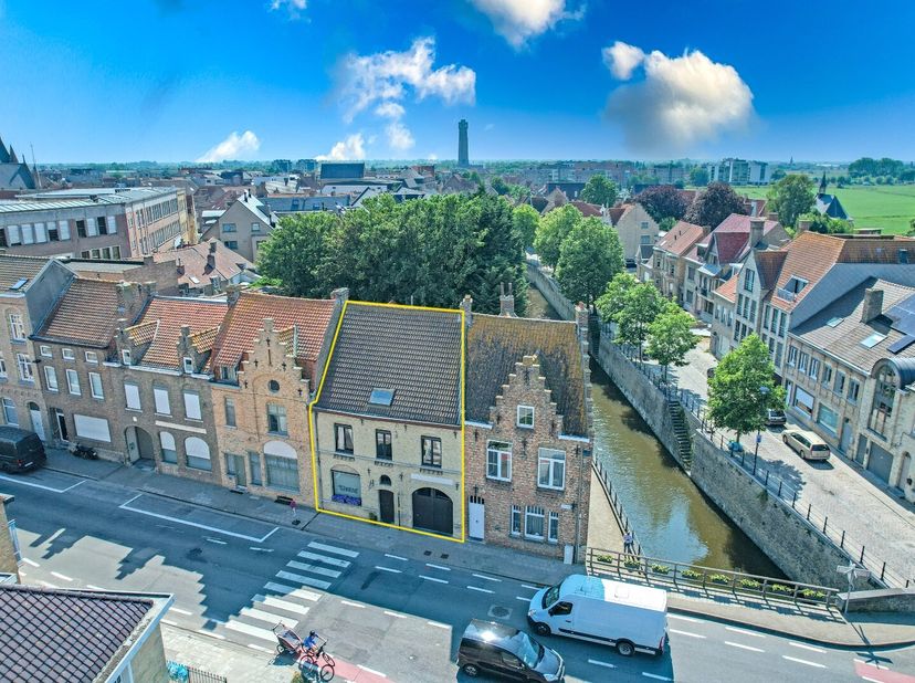 Statige woning met tal van mogelijkheden in centrum Diksmuide op 226 m²!&lt;br /&gt;
Dichtbij scholen, markt, stadspark, winkels,... vinden we deze authenti