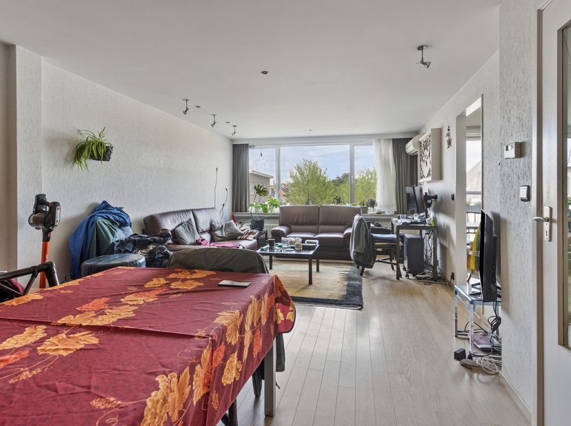 Appartement à vendre à Edegem:&lt;br /&gt;
mise en page:&lt;br /&gt;
- hall d&#039;entrée&lt;br /&gt;
- salon&lt;br /&gt;
- cuisine&lt;br /&gt;
- terrasse avant (env. 2 m²)&lt;br /&gt;
- toil