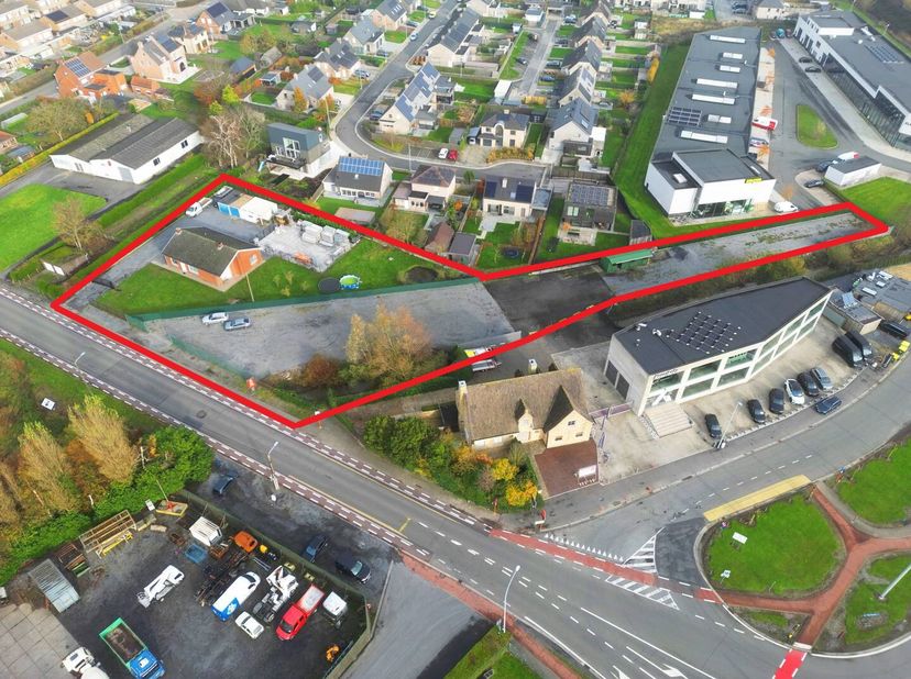 Percelen grond te koop met een totale oppervlakte van ca. 4.075 m² gelegen op een commerciële ligging op een boogscheut van de Ring van Roeselare. &lt;br