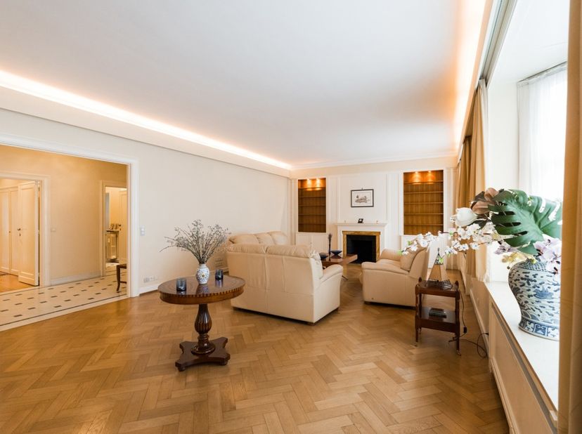 BRUSSELS, tussen Châtelain en de Louizalaan, op de 1e verdieping van een prachtig gebouw in Art Deco-stijl (1936), prachtig APPARTEMENT (2 slaapkamers