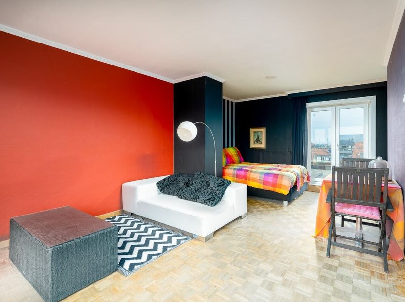 Aangename en lichte STUDIO &#039;&#039;PENTHOUSE&#039;&#039; met centrale ligging, in het hart van de stad.&lt;br /&gt;
Twee zeer grote directe terrassen met vrij uitzicht in v