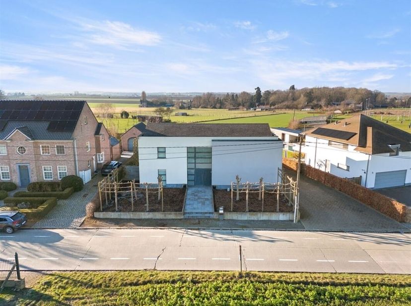 Ontdek deze prachtige open bebouwing, gebouwd in 2003, waar comfort, stijl en ruimte hand in hand gaan. Gelegen op een mooi perceel van 11A41CA, biedt