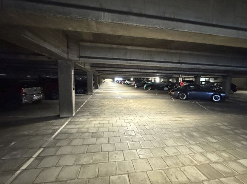 ONDERGRONDSE STAANPLAATS(EN) IN BERCHEM  &lt;br /&gt;
   &lt;br /&gt;
Gelegen in Antwerpen-Berchem bieden wij 4 autostaanplaatsen aan in een goed onderhouden onde