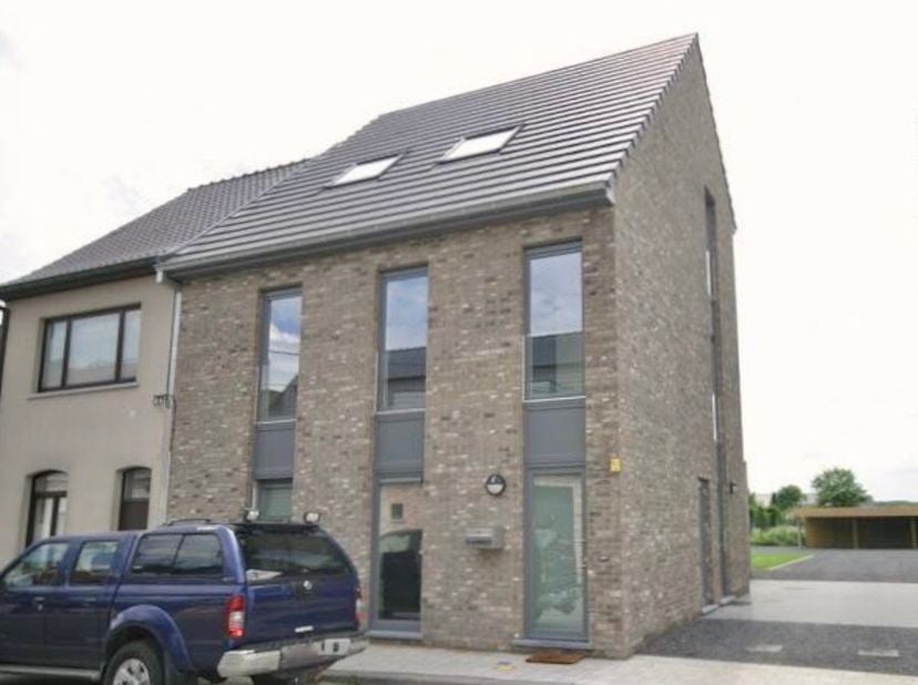 Dit recent duplex-appartement met uniek architecturaal concept is voorzien van groot zuidelijk terras aan de ruime leefruimte.&lt;br /&gt;
&lt;br /&gt;
De indelin