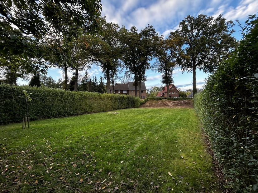OPEN BEBOUWING op PRACHTIGE LOCATIE en reeds volledig verkaveld tot bouwgrond.&lt;br /&gt;
&lt;br /&gt;
Dit perceel is gelegen in Vucht-Dorp, een gezellige deelge