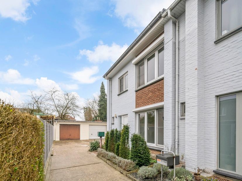 Op zoek naar een gunstig gelegen gezinswoning met 3 slaapkamers en een leuke tuin? Dan is dit zeker een kijkje waard !Op het gelijkvloers omvat de won