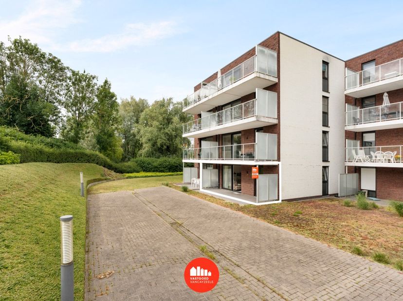 Op een rustige, groene locatie aan de Westkaai vinden we dit instapklare appartement terug. Hier geniet je van een oase van rust, terwijl je op wandel