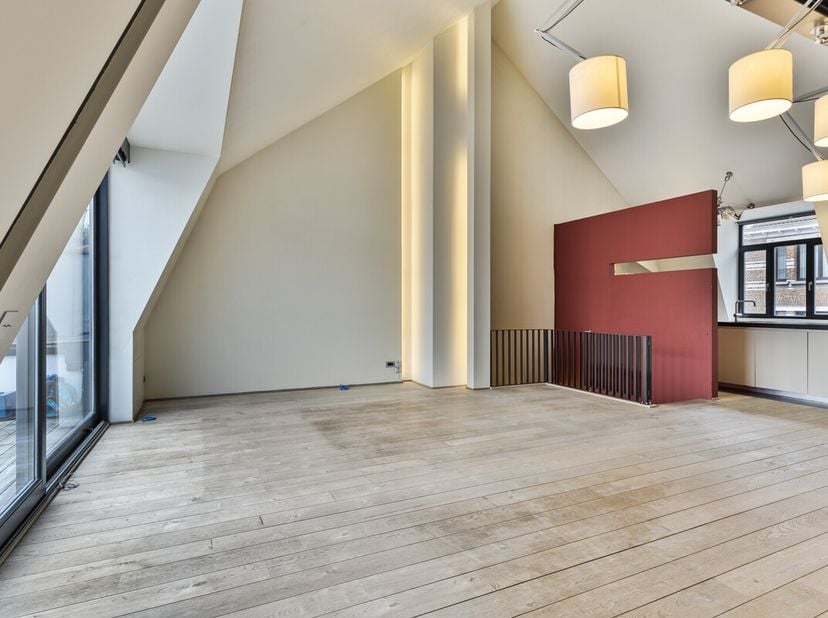 Situé dans une zone paisible et à proximité immédiate des transports en commun, ce triplex loft exceptionnel (penthouse de ±170m²) vous séduira par se