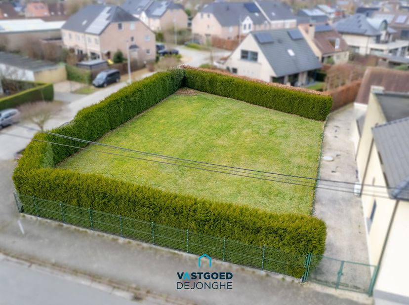 Gelegen aan het station van De Pinte en op wandel- en fietsafstand van winkels, scholen, ... treffen we dit bouwrijpe lot bouwgrond voor open bebouwin