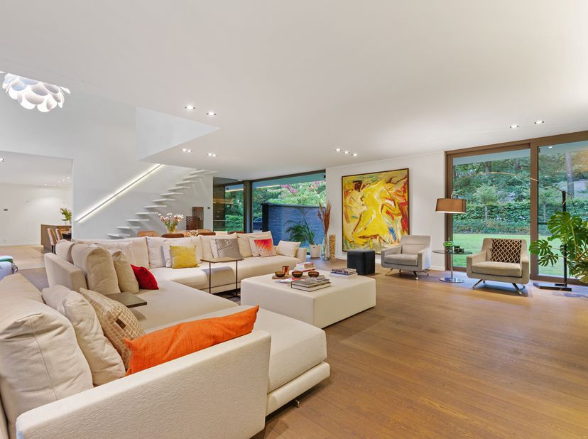 Deze unieke en hypermoderne villa te Keerbergen, werd in 2015 gebouwd naar het ontwerp van gerenommeerd architectenbureau Schellen en diende verschill