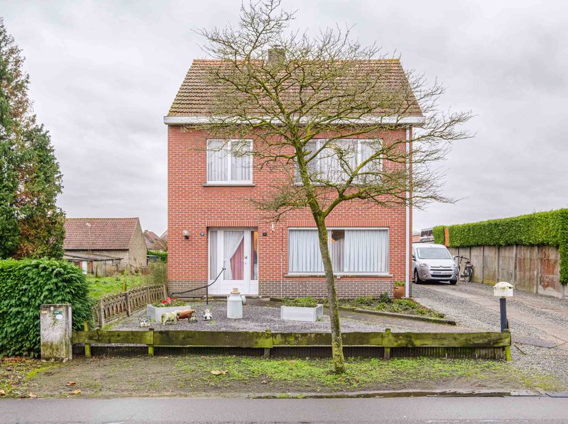 OP TE FRISSEN WONING &lt;br /&gt;
 &lt;br /&gt;
Met 3 slaapkamers en tuin.  &lt;br /&gt;
Gelegen dicht bij het centrum van Ravels.  &lt;br /&gt;
Indeling:   &lt;br /&gt;
- gelijkvl