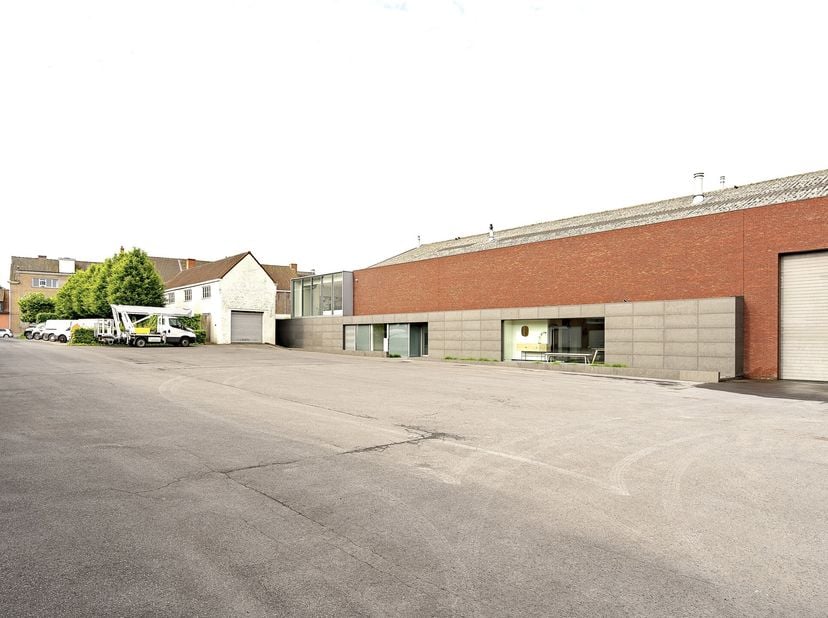 Commercieel bedrijfsgebouw met enorm veel potentieel! Deze eigendom bestaande uit: * een groot atelier van 500m2 (+ een verdiep); * een showroom (ook