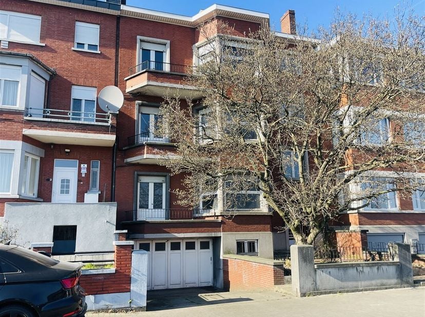 Proche de la place Licour, une spacieuse maison de rapport dans le style préservé des années &#039;50. A usages multiples, elle accueille actuellement au r